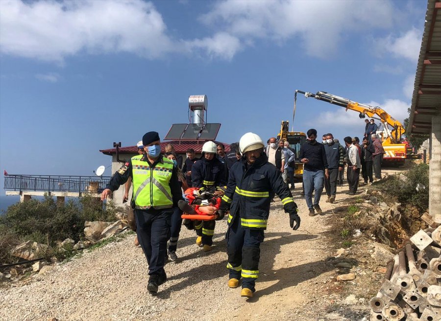 Alanya'da Devrilen Traktörün Altında Kalan Sürücü Yaralandı