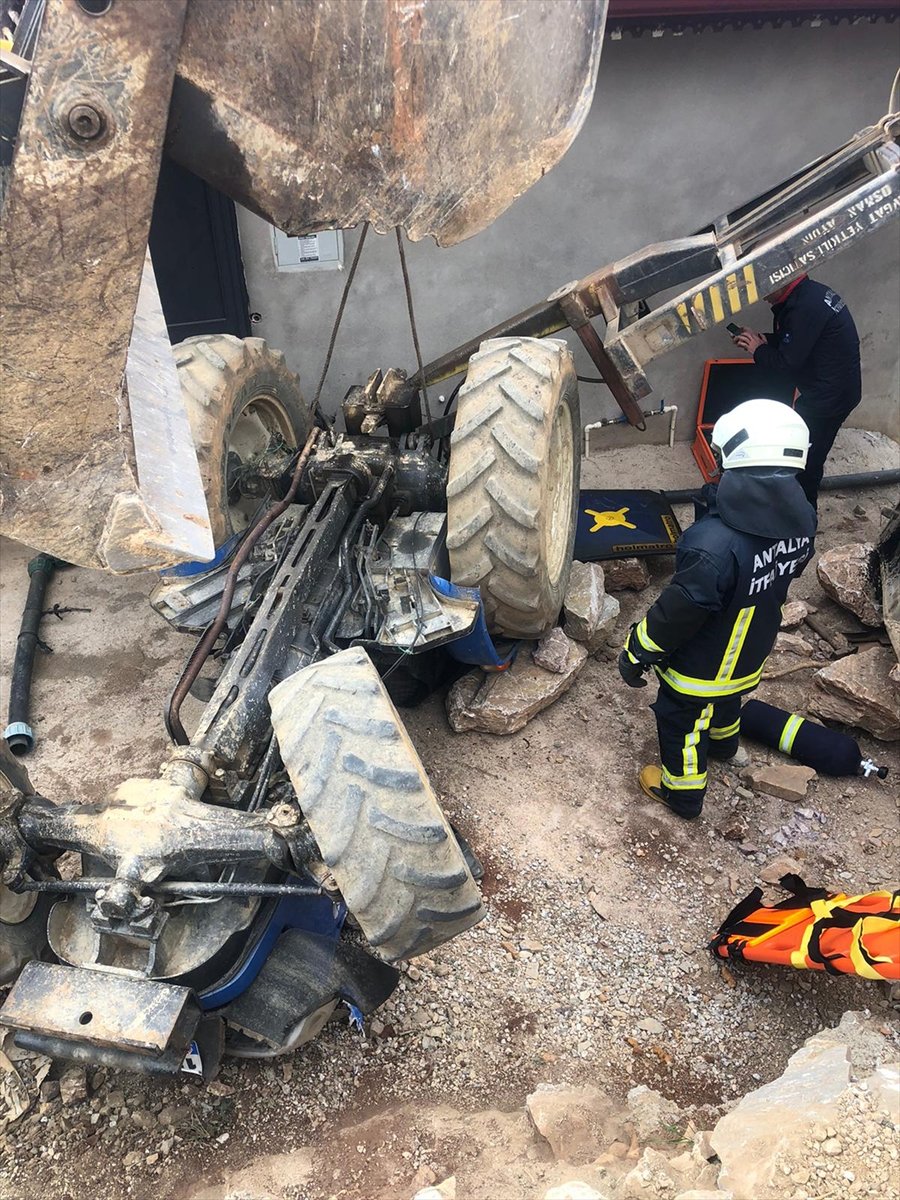 Alanya'da Devrilen Traktörün Altında Kalan Sürücü Yaralandı