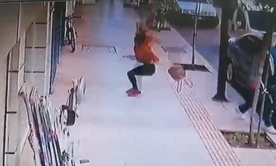 Antalya'da Bir Kadının Balkondan Düşüp Yaralanma Anı Güvenlik Kamerasına Yansıdı