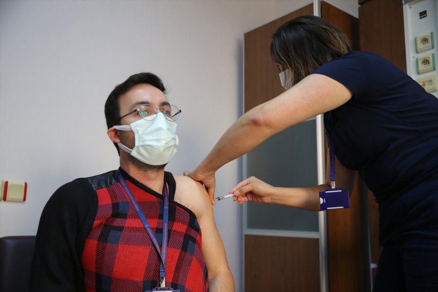 Antalya, Muğla, Isparta Ve Burdur'da Sağlık Çalışanlarına Coronavac Aşısının İkinci Dozu Yapılmaya Başlandı