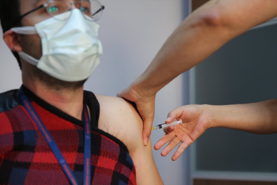 Antalya, Muğla, Isparta Ve Burdur'da Sağlık Çalışanlarına Coronavac Aşısının İkinci Dozu Yapılmaya Başlandı