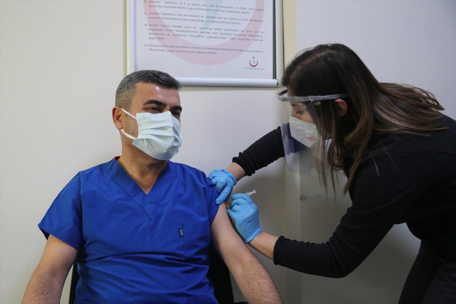 Antalya, Muğla, Isparta Ve Burdur'da Sağlık Çalışanlarına Coronavac Aşısının İkinci Dozu Yapılmaya Başlandı