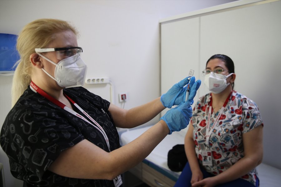 Antalya, Muğla, Isparta Ve Burdur'da Sağlık Çalışanlarına Coronavac Aşısının İkinci Dozu Yapılmaya Başlandı