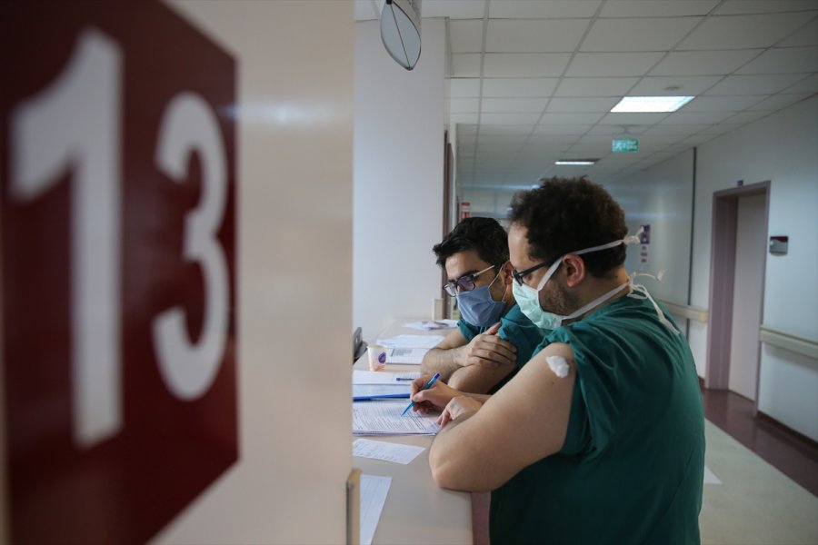 Antalya, Muğla, Isparta Ve Burdur'da Sağlık Çalışanlarına Coronavac Aşısının İkinci Dozu Yapılmaya Başlandı