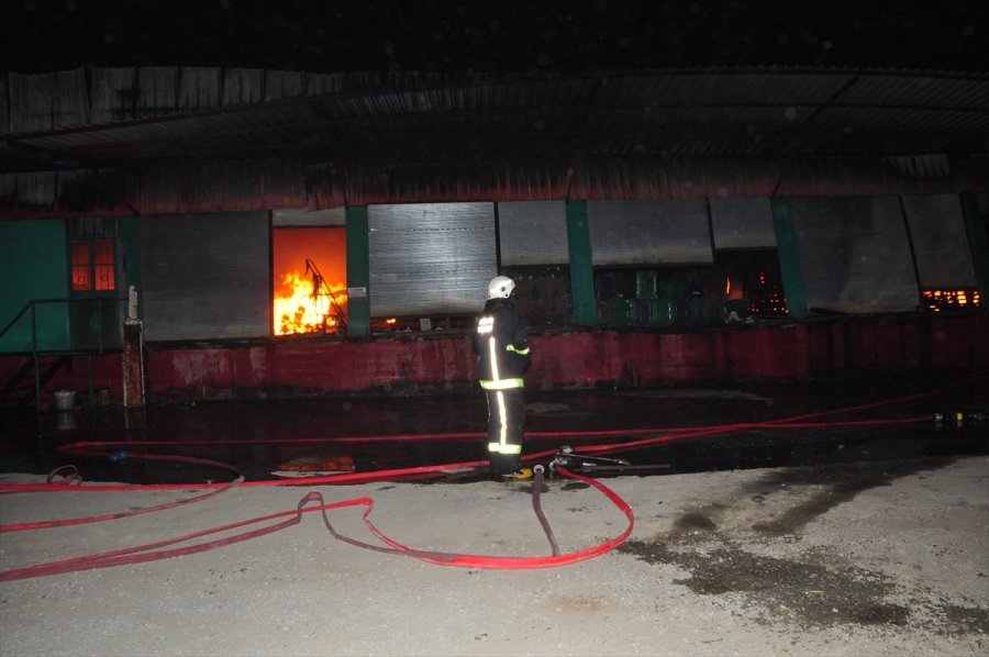 Antalya'da Sebze Meyve Deposunda Çıkan Yangın Söndürüldü