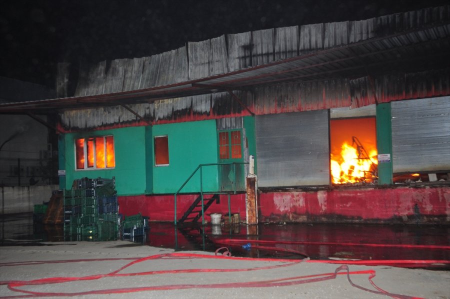 Antalya'da Sebze Meyve Deposunda Çıkan Yangın Söndürüldü