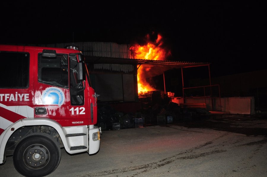 Antalya'da Sebze Meyve Deposunda Çıkan Yangın Söndürüldü
