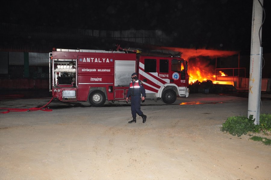 Antalya'da Sebze Meyve Deposunda Çıkan Yangın Söndürüldü