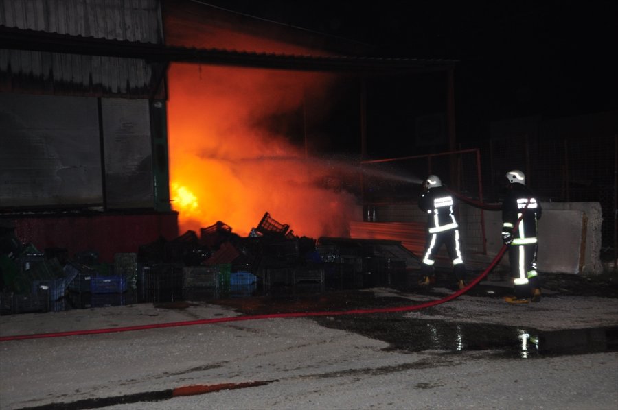 Antalya'da Sebze Meyve Deposunda Çıkan Yangın Söndürüldü