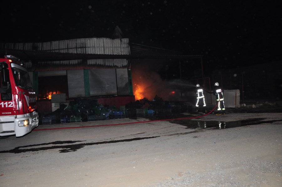Antalya'da Sebze Meyve Deposunda Çıkan Yangın Söndürüldü