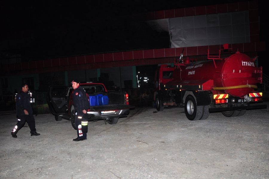 Antalya'da Sebze Meyve Deposunda Çıkan Yangın Söndürüldü