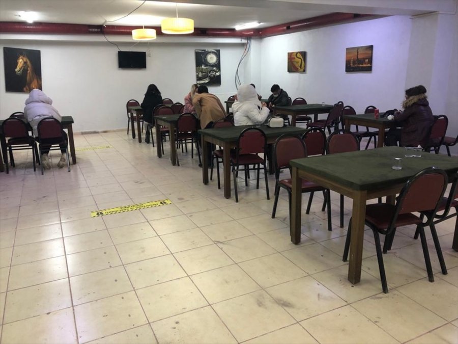 Eskişehir'de Kumar Oynatılan Dernek Binasındaki 34 Kişiye Para Cezası