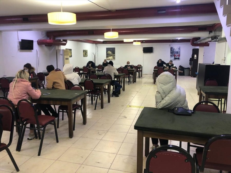 Eskişehir'de Kumar Oynatılan Dernek Binasındaki 34 Kişiye Para Cezası