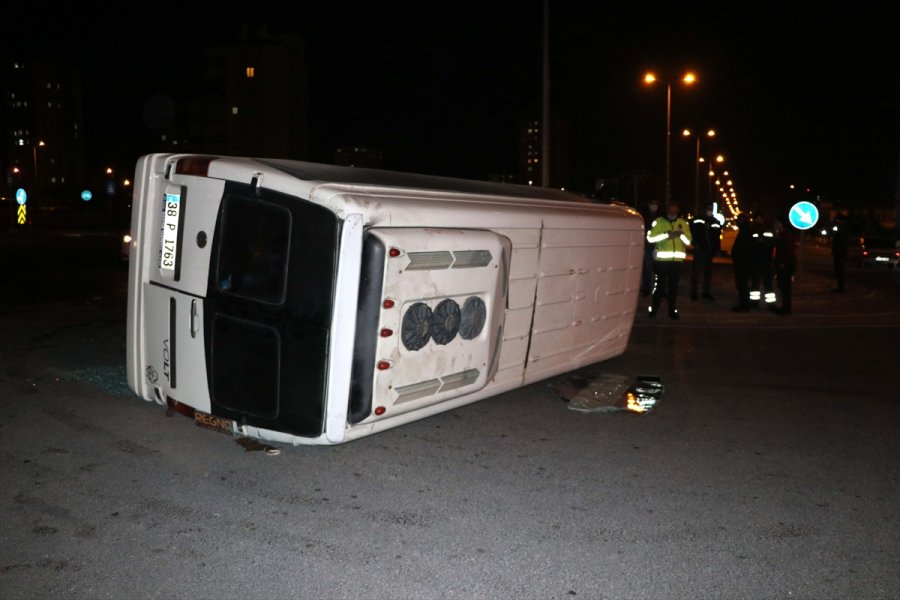 Kayseri'de Servis Midibüsü İle Otomobil Çarpıştı: 6 Yaralı