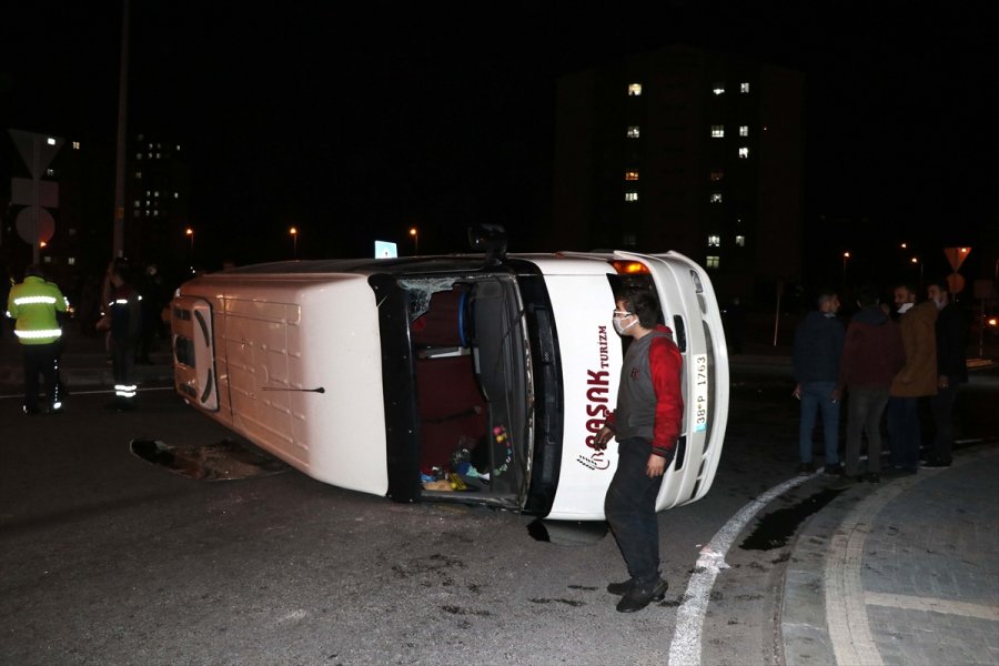 Kayseri'de Servis Midibüsü İle Otomobil Çarpıştı: 6 Yaralı