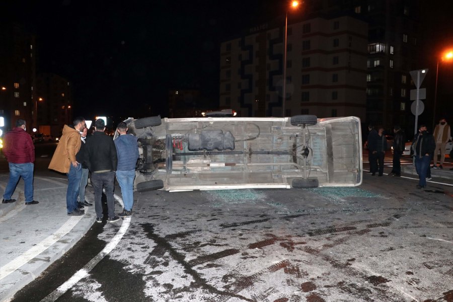 Kayseri'de Servis Midibüsü İle Otomobil Çarpıştı: 6 Yaralı