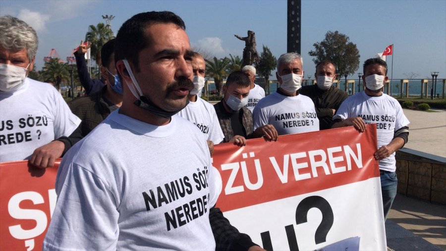 Mersin Büyükşehir Belediyesinde İşten Çıkarılan Personel Basın Açıklaması Yaptı