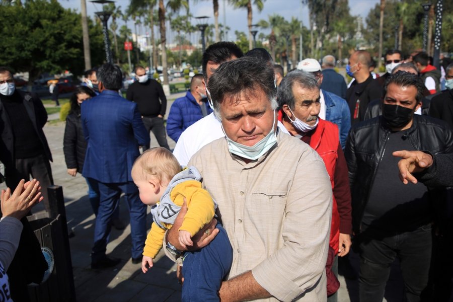 Mersin Büyükşehir Belediyesinde İşten Çıkarılan Personel Basın Açıklaması Yaptı