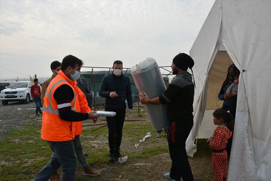 Mersin'de Çadırlarda Yaşayan Mevsimlik Tarım İşçilerine Kışlık Eşya Desteği Verildi