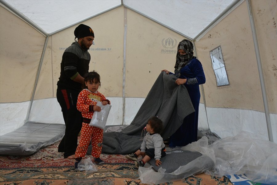 Mersin'de Çadırlarda Yaşayan Mevsimlik Tarım İşçilerine Kışlık Eşya Desteği Verildi