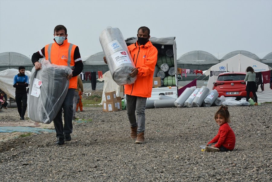Mersin'de Çadırlarda Yaşayan Mevsimlik Tarım İşçilerine Kışlık Eşya Desteği Verildi
