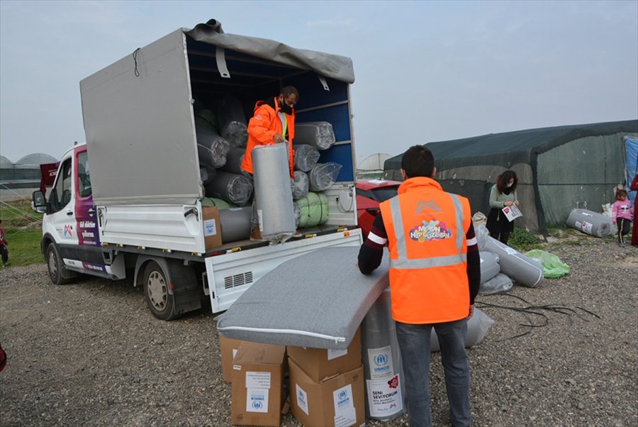 Mersin'de Çadırlarda Yaşayan Mevsimlik Tarım İşçilerine Kışlık Eşya Desteği Verildi