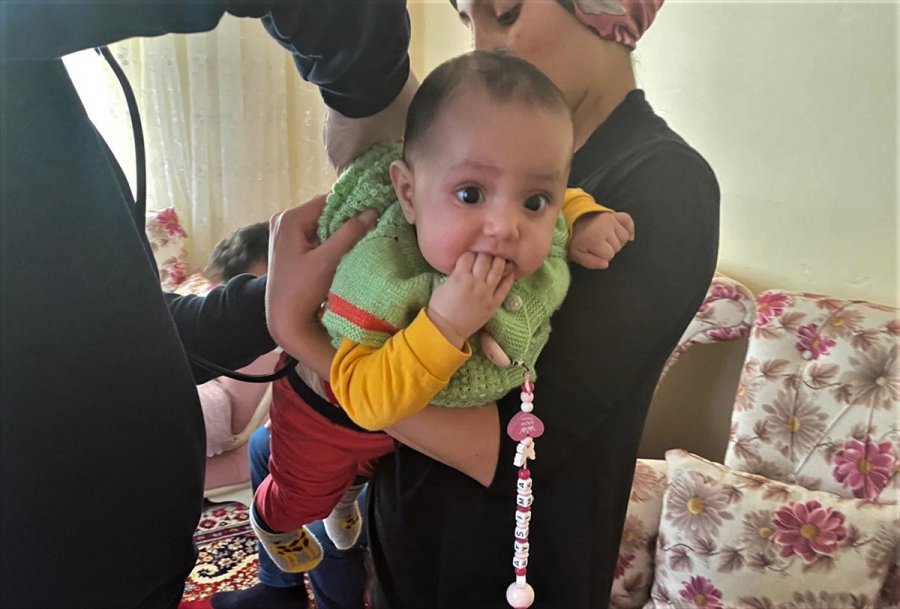 Aksaray'da Nefes Borusuna Havuç Kaçan Aysima Bebek, Telefonla Aldığı Yardımla Kurtarıldı