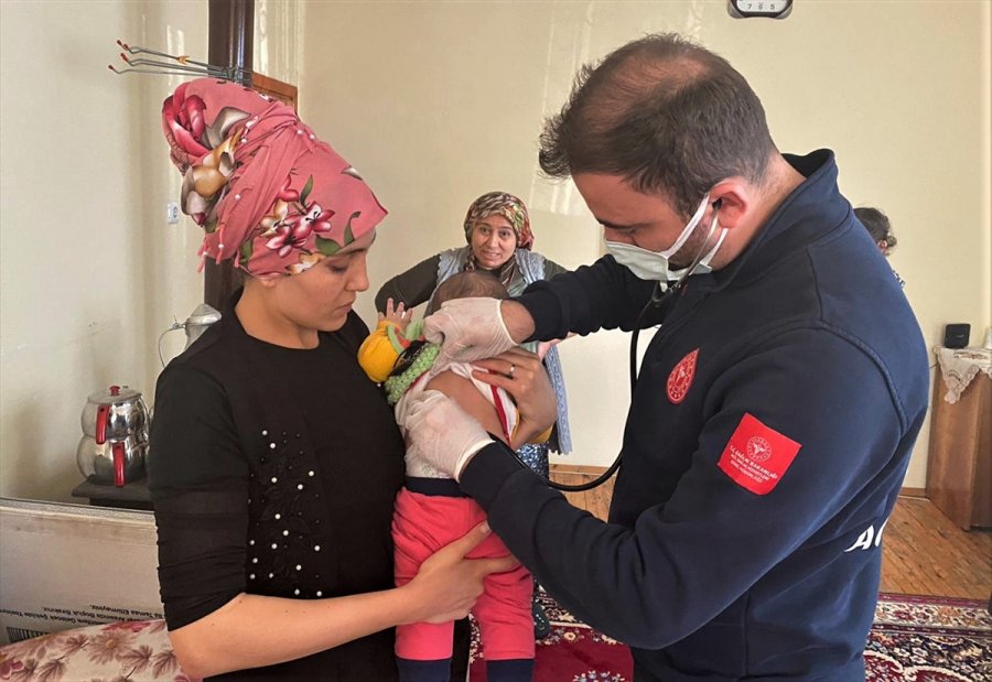 Aksaray'da Nefes Borusuna Havuç Kaçan Aysima Bebek, Telefonla Aldığı Yardımla Kurtarıldı