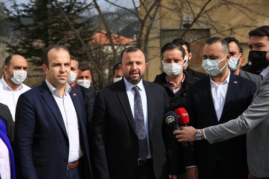 Antalya'da Hazine Arazilerindeki Ağaçların Kesildiğini İddia Eden Mahalleli Bölgede Nöbet Tutuyor