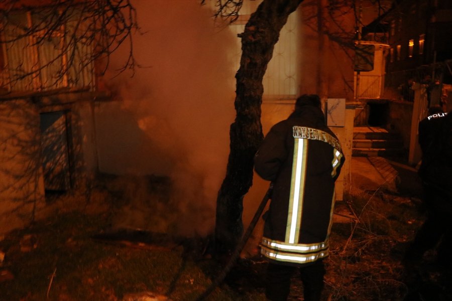 Bahçesindeki Ağacı Yakmaya Çalışan Bir Kişi Komşularının Şikayetiyle Gözaltına Alındı