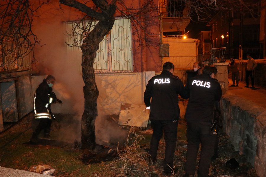 Bahçesindeki Ağacı Yakmaya Çalışan Bir Kişi Komşularının Şikayetiyle Gözaltına Alındı