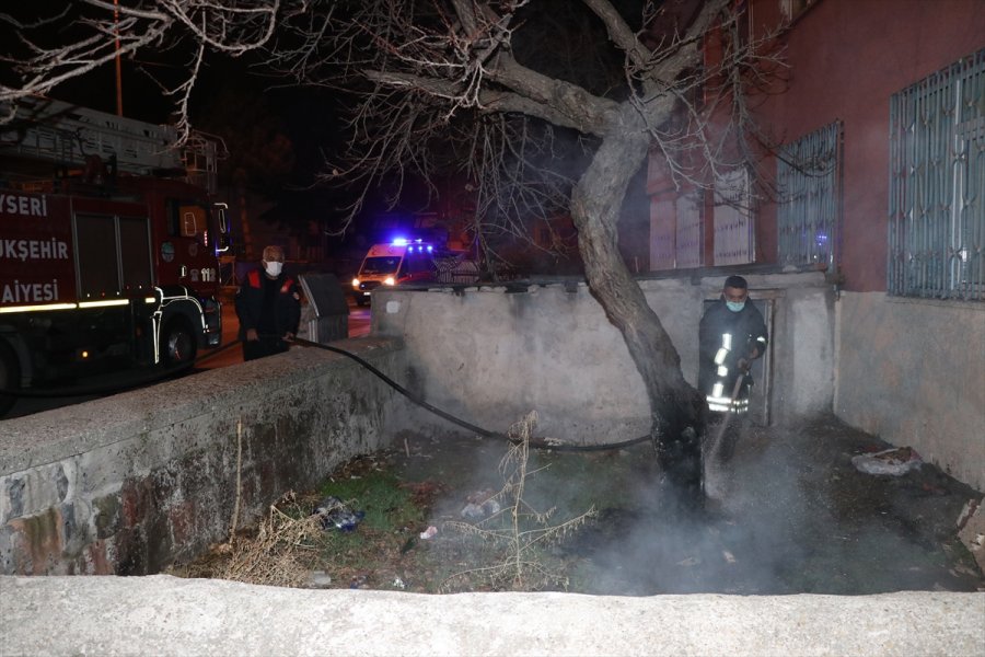 Bahçesindeki Ağacı Yakmaya Çalışan Bir Kişi Komşularının Şikayetiyle Gözaltına Alındı