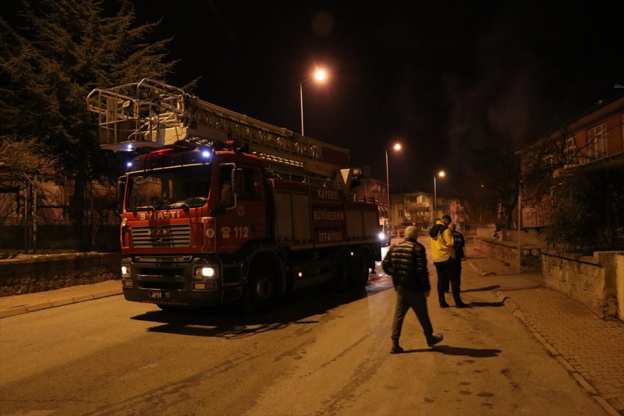 Bahçesindeki Ağacı Yakmaya Çalışan Bir Kişi Komşularının Şikayetiyle Gözaltına Alındı
