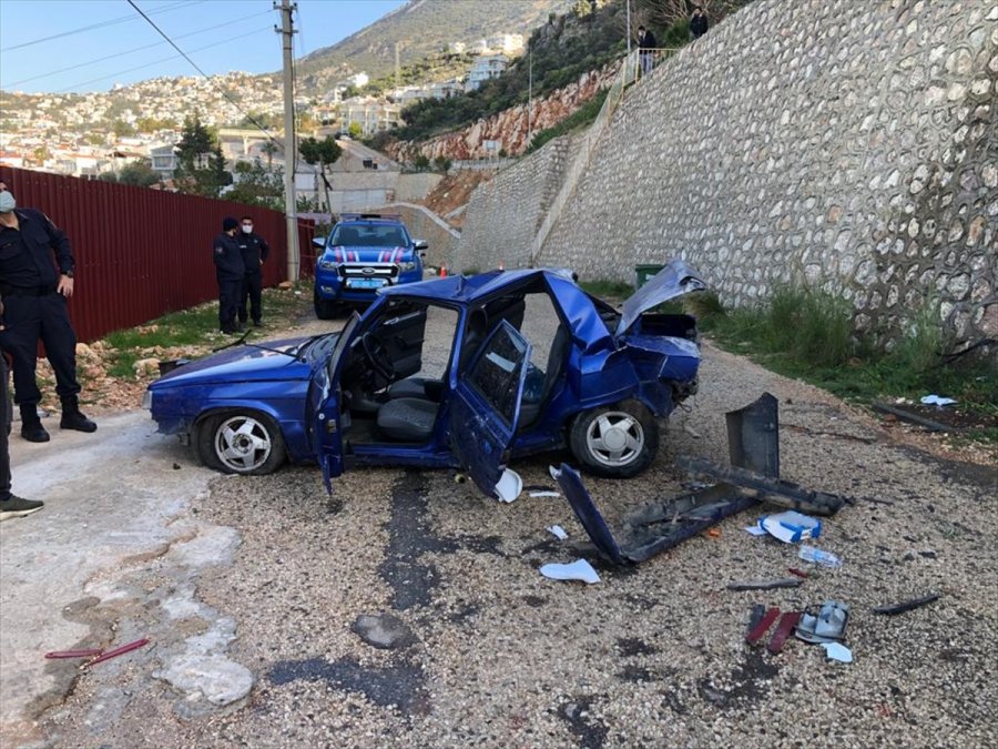 Kaş'ta Devrilen Otomobilin Sürücüsü Yaralandı