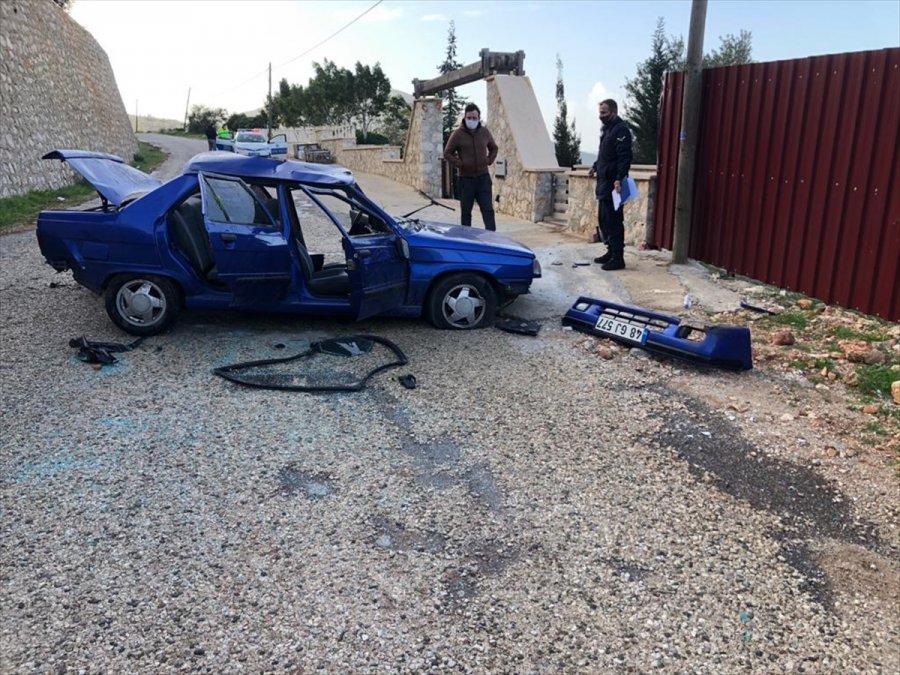 Kaş'ta Devrilen Otomobilin Sürücüsü Yaralandı