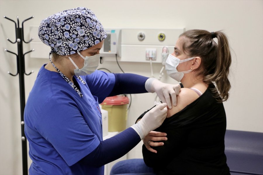 Kovid-19 Aşısı Salgınla Mücadele Eden Sağlıkçılara Güç Verdi