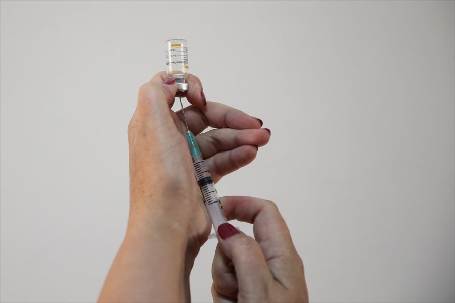 Sağlık Çalışanları Kovid-19 Aşısıyla Kendilerini 