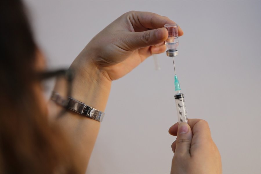 Sağlık Çalışanları Kovid-19 Aşısıyla Kendilerini 