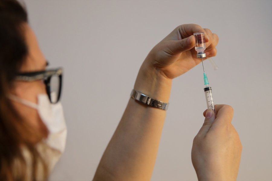 Sağlık Çalışanları Kovid-19 Aşısıyla Kendilerini 