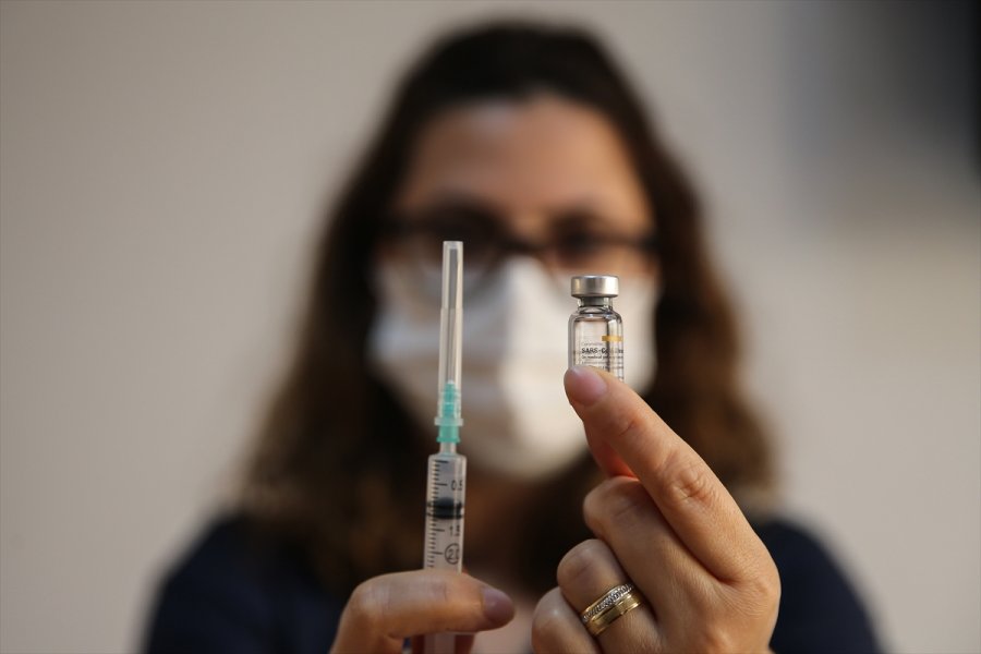 Sağlık Çalışanları Kovid-19 Aşısıyla Kendilerini 