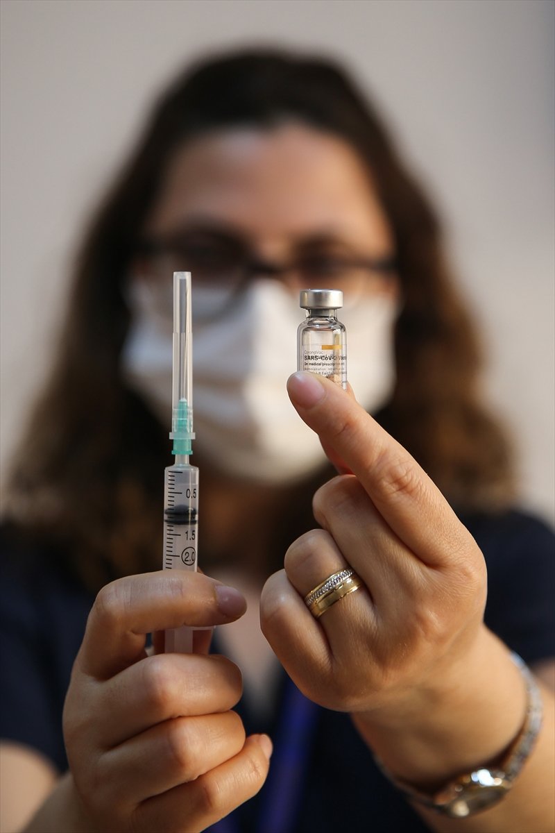 Sağlık Çalışanları Kovid-19 Aşısıyla Kendilerini 