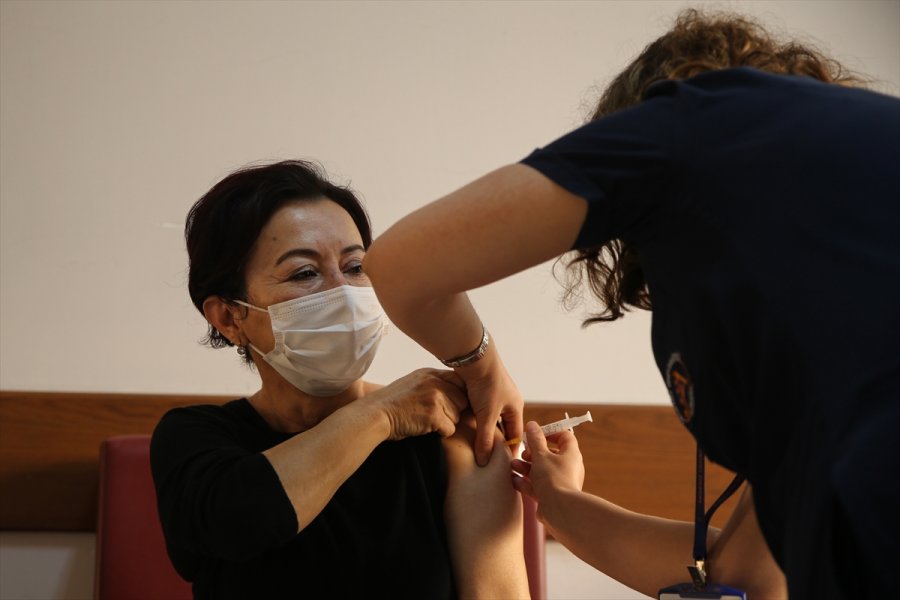 Sağlık Çalışanları Kovid-19 Aşısıyla Kendilerini 