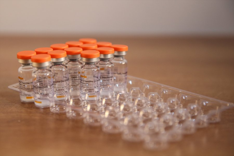 Sağlık Çalışanları Kovid-19 Aşısıyla Kendilerini 