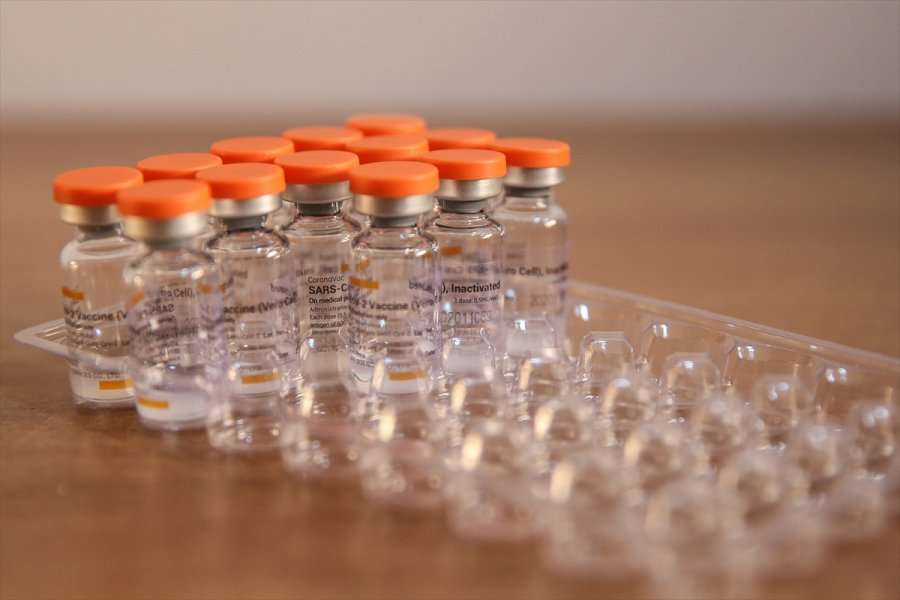 Sağlık Çalışanları Kovid-19 Aşısıyla Kendilerini 