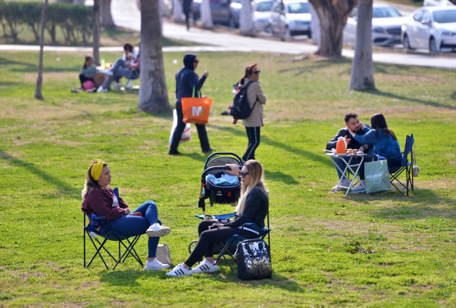 Yazdan Kalma Günlerin Yaşandığı Mersin'de Vatandaşlar Sahil Şeridini Doldurdu