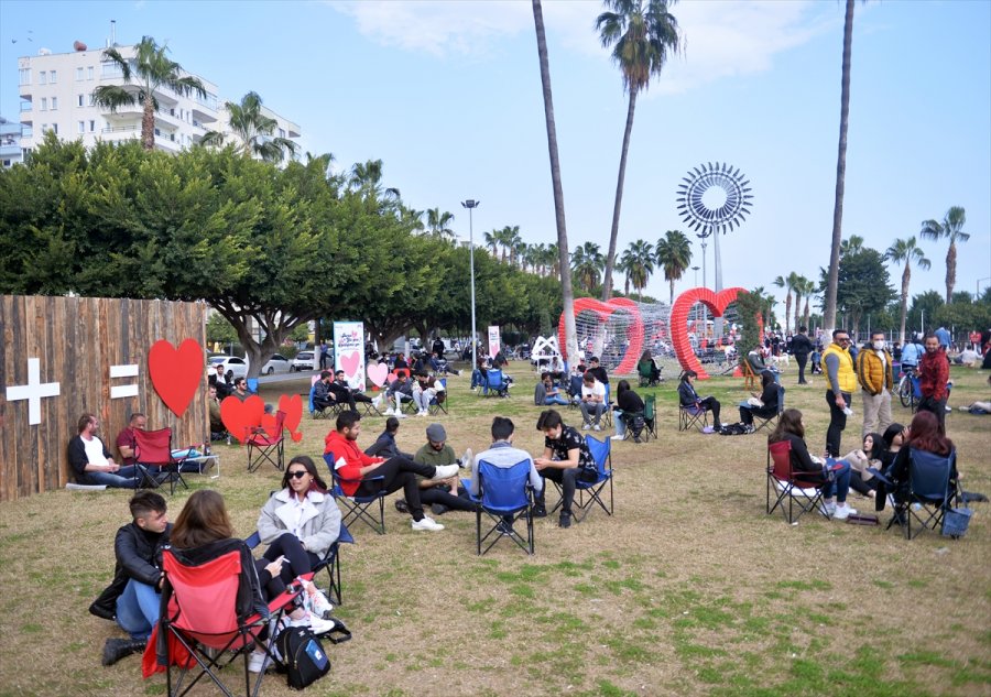 Yazdan Kalma Günlerin Yaşandığı Mersin'de Vatandaşlar Sahil Şeridini Doldurdu