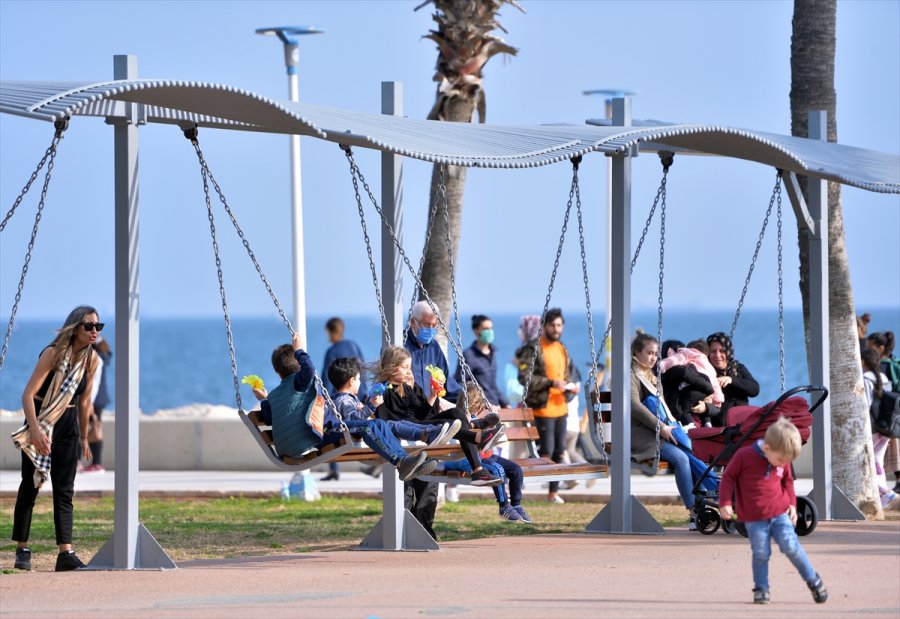 Yazdan Kalma Günlerin Yaşandığı Mersin'de Vatandaşlar Sahil Şeridini Doldurdu