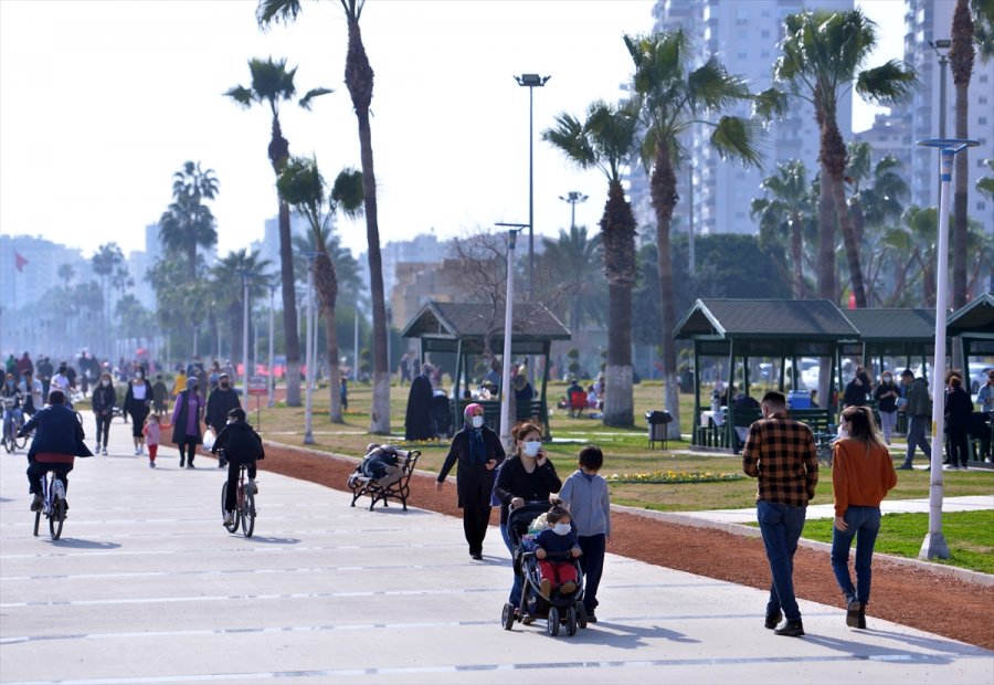 Yazdan Kalma Günlerin Yaşandığı Mersin'de Vatandaşlar Sahil Şeridini Doldurdu