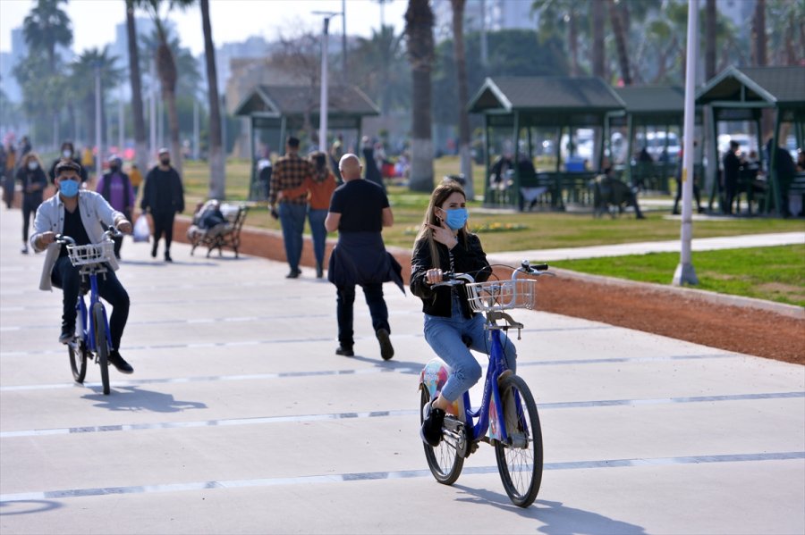 Yazdan Kalma Günlerin Yaşandığı Mersin'de Vatandaşlar Sahil Şeridini Doldurdu