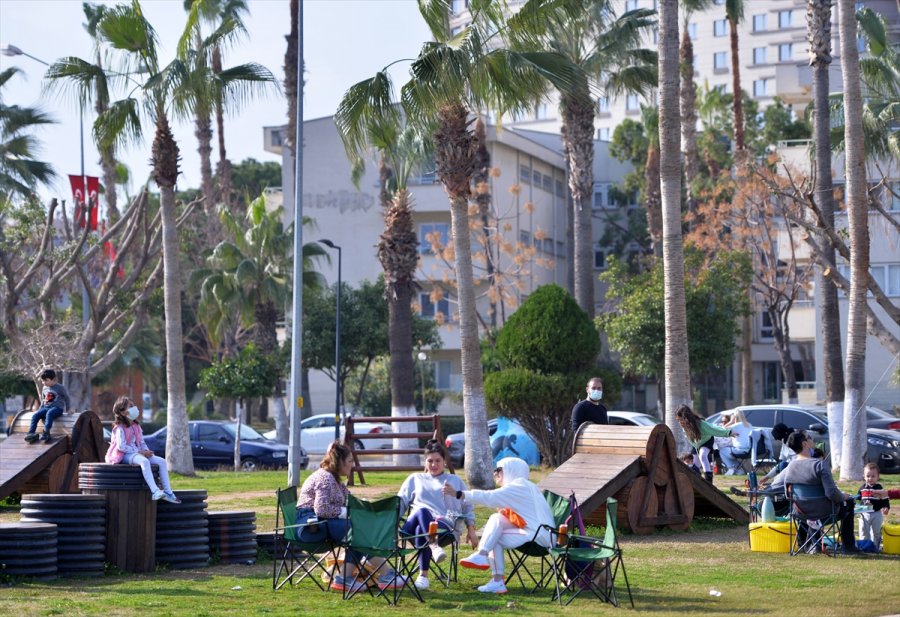 Yazdan Kalma Günlerin Yaşandığı Mersin'de Vatandaşlar Sahil Şeridini Doldurdu